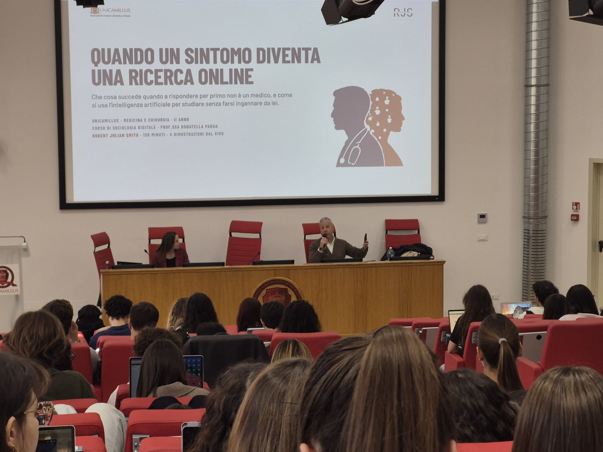 Robert Julian Smith durante un intervento a UNICAMILLUS